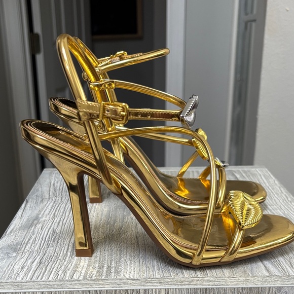 Gianni Bini Strappy Gold Sandals Metallic Lips Detail - Picture 3 of 4